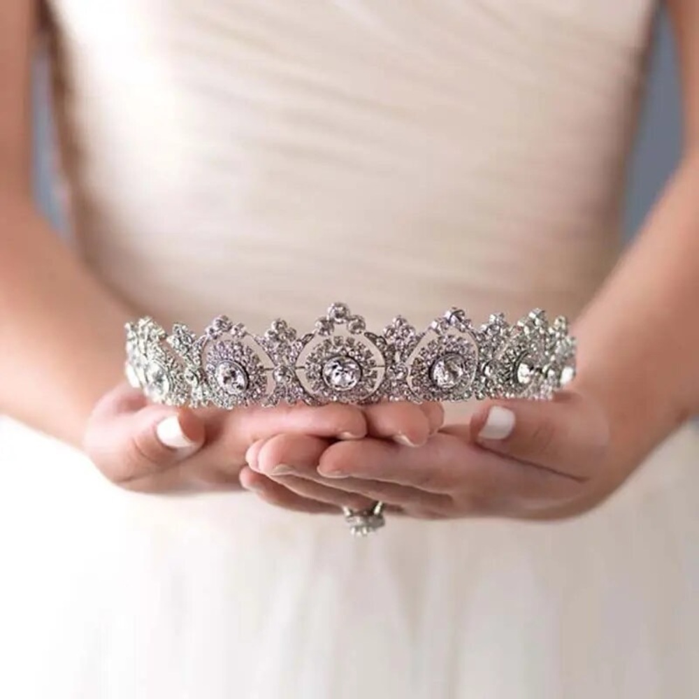 Vera Crystal Bridal Tiara in Silver